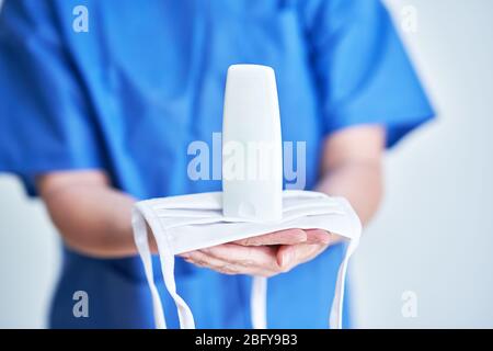 Gros plan sur le portrait d'une femme médecin montrant un désinfectant antiseptique Banque D'Images