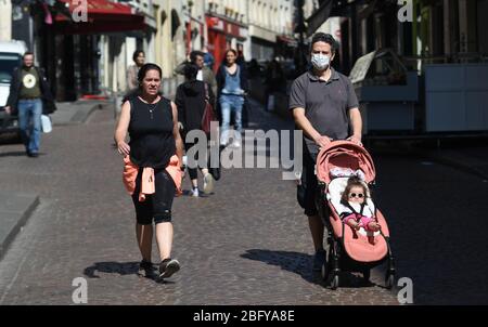 *** STRICTEMENT AUCUNE VENTE AUX MÉDIAS OU ÉDITEURS FRANÇAIS - DROITS RÉSERVÉS *** 05 avril 2020 - Paris, France: Une famille prend leur enfant dans la rue Mouffetard trois semaines dans un verrouillage contre l'épidémie de coronavirus. Banque D'Images