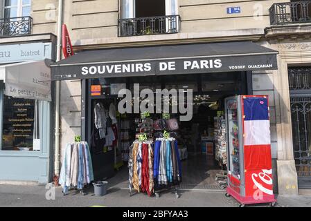 *** STRICTEMENT AUCUNE VENTE AUX MÉDIAS OU ÉDITEURS FRANÇAIS - DROITS RÉSERVÉS ***12 avril 2020 - Paris, France: Boutique de touristes vide vendant des souvenirs de Paris pendant le verrouillage du covid-19. Banque D'Images