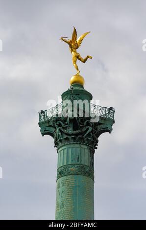 Statue du Genius de la liberté d'Auguste Dumont au sommet de la colonne de juillet, Bastille, Paris, France Banque D'Images