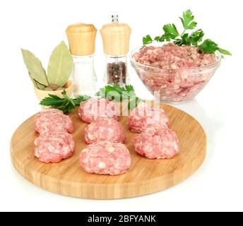 Boulettes de viande brutes avec épices isolées sur blanc Banque D'Images