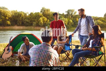 Un groupe d'amis faire un pique-nique dans une forêt en automne. Banque D'Images