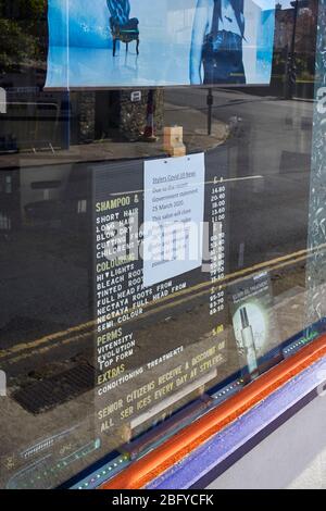 Panneaux à la porte d'un salon de coiffure fermé pendant les mesures d'urgence de Covid-19, Douglas, Ile de Man Banque D'Images