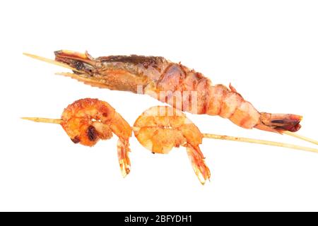 Brochettes de crevettes isolées sur blanc Banque D'Images