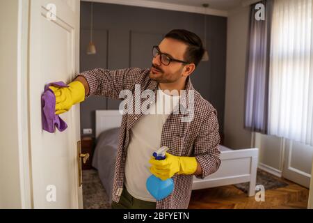 Jeune homme est obsessionnellement le nettoyage de l'appartement. Banque D'Images
