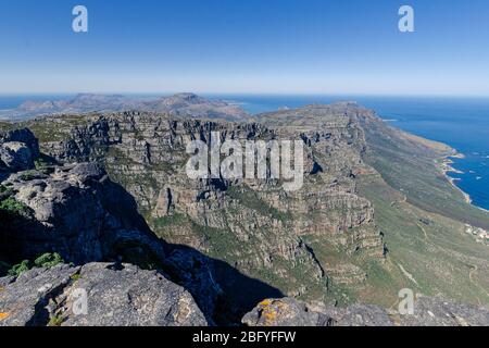 Vues panoramiques sur douze apôtres pics le long de la côte Atlantique depuis le sommet de la zone du parc national de Table Mountain Cape Town Afrique du Sud Banque D'Images