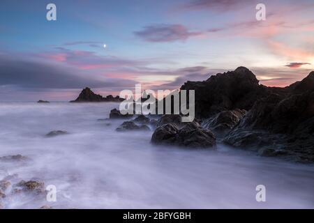 Tombée de nuit sur la côte à la belle plage de Kilfarrasy sur la côte de cuivre Comté Waterford Irlande. Banque D'Images