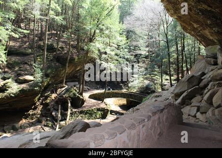 Old man grotte sentier de marche et chute d'eau dans l'État de l'Ohio, nature vert paysage et arbres verts pont de suspension de bois, canal d'eau Banque D'Images