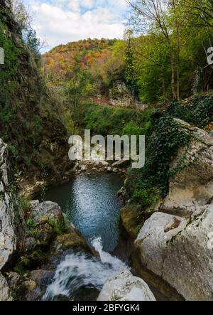 Vue panoramique sur les chutes d'eau de San Fele dans un paysage naturel, une destination de randonnée populaire à Basilicate, en Italie du Sud Banque D'Images