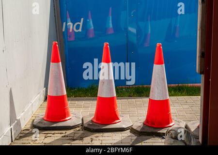 Trois cones de la circulation au soleil à Glasgow, en Écosse Banque D'Images