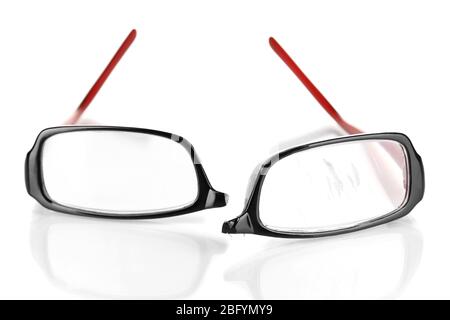 Lunettes cassées isolated on white Banque D'Images