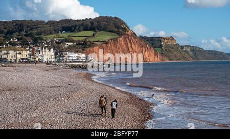 Sidmouth, Angleterre - 7 novembre 2019 : le bord de mer en galets est une attraction populaire dans la ville de Devon pour les habitants et les vacanciers Banque D'Images