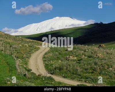 Route rurale sinueuse à Etna Mont neige couverte en Sicile Banque D'Images