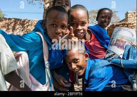 HARAR - ETHIOPIE - 25 DÉCEMBRE 2012: Jeunes garçons non identifiés d'école musulmane après l'école à Harar, Ethiopie, Afrique Banque D'Images