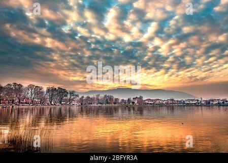 Coucher de soleil spectaculaire sur le lac Pamvotis à Ioannina ville en Grèce Banque D'Images