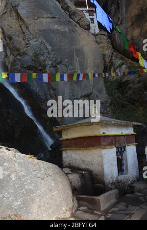 Roue de prière et maison d'ermite en route vers le monastère de Tiger's Nest (alias le sentier de Taktsang jusqu'à Paro Taktsang), le plus populaire attraction touristique du Bhoutan. Banque D'Images