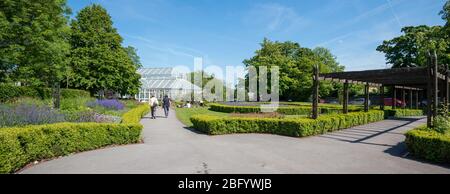 Parterres de fleurs, haies et chemins dans le jardin formel près de l'entrée principale du parc Greenhead à Huddersfield, West Yorkshire Banque D'Images