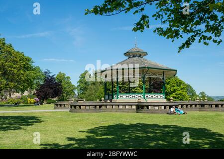 Vue ensoleillée de l'après-midi d'été sur le kiosque victorien restauré à Greenhead Park, Huddersfield, West Yorkshire Banque D'Images