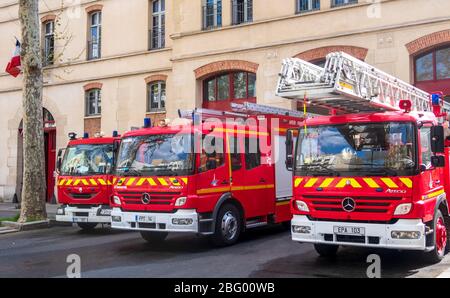 Camions incendie rouges de la Brigade incendie de Paris - France Banque D'Images