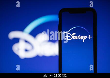 LONDRES, Royaume-Uni - 17 avril 2020 : logo Disney plus service de streaming sur un smartphone Banque D'Images