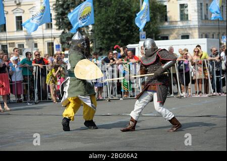 Les réacteurs vêtus d'une armure d'un ancien footmen russe reconstruit les axes de bataille se battent. 11 octobre 2019. Kiev, Ukraine Banque D'Images