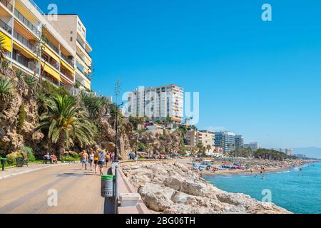 Promenade en bord de mer Costa de la Carihuela et plage de Playa del Bajondillo en été. Torremolinos, Andalousie, Espagne Banque D'Images