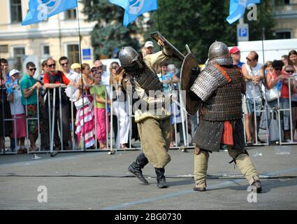 Réacteurs vêtus d'armure d'un ancien footmen russe reconstruction des épées lutte Banque D'Images