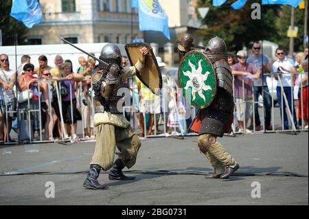 Réacteurs vêtus d'armure d'un ancien footmen russe reconstruction des épées lutte Banque D'Images