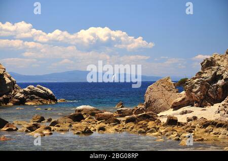 Bateau à voile dans des Bouches de Bonifacio parc naturel dans le sud de la Corse, dans l'arrière-plan la Sardaigne, France, Europe Banque D'Images