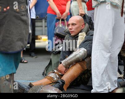 Réacteur vêtu d'une armure d'un ancien footman russe qui se brisa après la reconstruction de combat Banque D'Images