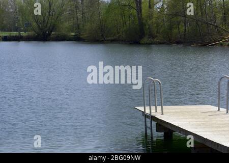 lieu perdu de nager lac avec jetée en allemagne après l'interdiction de baignade Banque D'Images