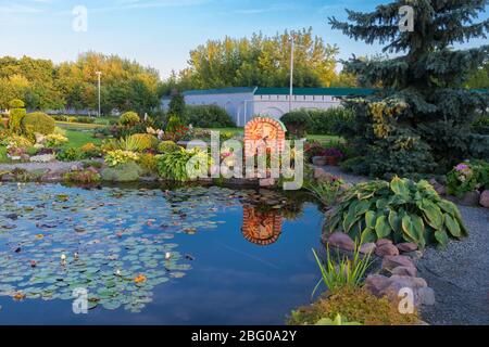 MUROL, RUSSIE - 24 AOÛT 2019: Magnifique étang paysagé avec des nénuphars en fleurs dans le monastère de Transfiguration à Murol, Russie Banque D'Images