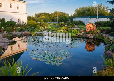 MUROL, RUSSIE - 24 AOÛT 2019: Magnifique étang paysagé avec des nénuphars en fleurs dans le monastère de Transfiguration à Murol, Russie Banque D'Images