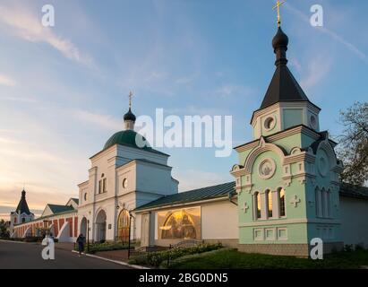 MUREM, RUSSIE - 24 AOÛT 2019: Le monument — Stela au Saint-pieux Prince Pierre et la princesse Fevronia de Murol près de Spaso-Preobrazhensky monaste Banque D'Images