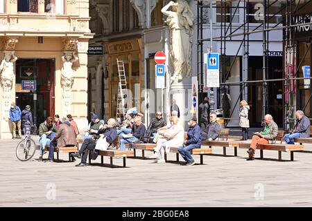 Vienne, Autriche. 20 avril 2020. Une journée de printemps chaude et ensoleillée à Vienne. Les gens apprécient le beau temps dans le premier quartier de Vienne. Crédit: Franz PERC / Alay Live News Banque D'Images