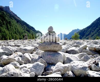 Pyramides de pierre, petit homme, chien, ovoo, Inukshuk construit pour votre calme et tranquillité dans le ciel bleu Banque D'Images