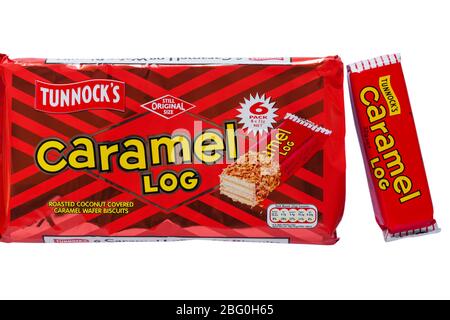 Tunnocks caramel Log noix de coco rôtie couvert de gaufre caramel avec un seul enlevé - sur fond blanc Banque D'Images