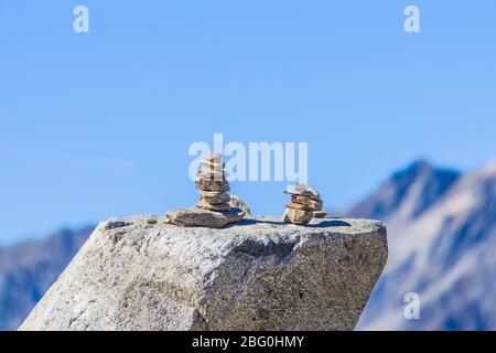 Pyramides de pierre, petit homme, chien, ovoo, Inukshuk construit pour votre calme et tranquillité dans le ciel bleu Banque D'Images