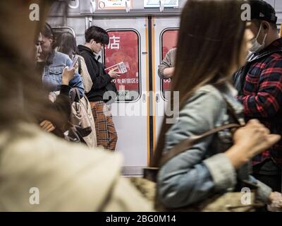 Tokyo, Japon - 10 11 19: Les gens qui attendent de se rendre à Tokyo en train Banque D'Images