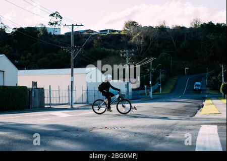 19/4/2020 femme asiatique avec une promenade à vélo avec un chien en automne au jardin botanique, Oamaru, Nouvelle-Zélande. Concept de l'exercice alors que l'isolatio sociale Banque D'Images