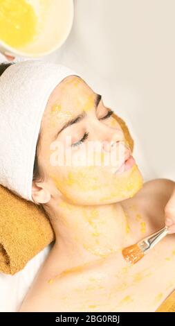 peau de corps chimiques. Traitement de l'acné de cosmologie. Jeune fille au salon de spa médical Banque D'Images