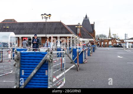 Les acheteurs attendent à l'extérieur du Tesco Superstore de Cheltenham tout en suivant les directives gouvernementales en matière de distanciation sociale. Banque D'Images