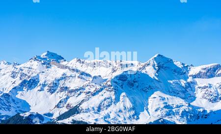 Paysage d'hiver avec des sommets enneigés sur la montagne Kleine Scheidegg dans les Alpes suisses près de Grindelwald, Suisse Banque D'Images