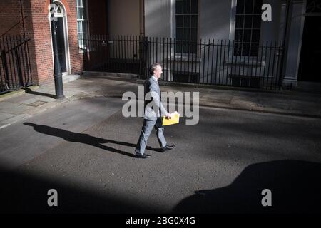 Le secrétaire aux Affaires étrangères, Dominic Raab, arrive à Downing Street, Londres pour sa rencontre quotidienne avec les responsables de la santé. Photo PA. Date de l'image: Lundi 20 avril 2020. Voir l'histoire de PA SANTÉ Coronavirus. Crédit photo devrait lire: Stefan Rousseau/PA Wire Banque D'Images