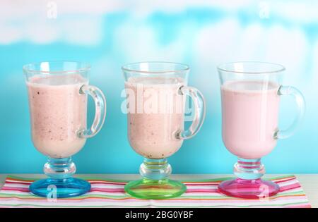 Cocktails crème sur fond bleu clair Banque D'Images