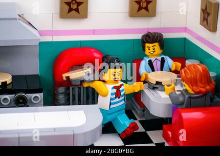 Tambov, Fédération de Russie - 22 janvier 2020 Lego Downtown Diner. Serveuse de patinage à roulettes servant de la nourriture. Banque D'Images
