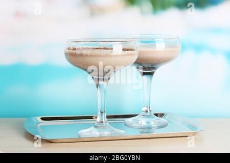 Cocktails crème sur fond bleu clair Banque D'Images