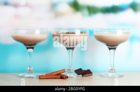 Cocktails crème sur fond bleu clair Banque D'Images