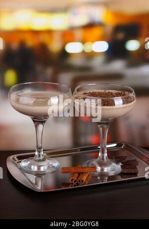 Cocktails crème sur table dans le café Banque D'Images