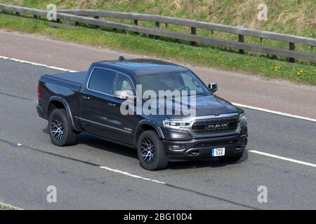 2019 Dodge RAM américaine noire ; véhicules mobiles pour la circulation routière, conduite de véhicules sur les routes du Royaume-Uni, moteurs, conduite sur l'autoroute M6 Banque D'Images